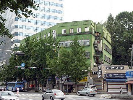 大通り沿いにある緑色のビル。色合いがまたいいです。