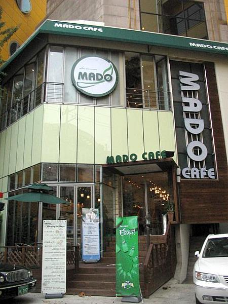 お隣り「MADO CAFE」は３６５日＆２４時間営業！変わったアイスが人気～