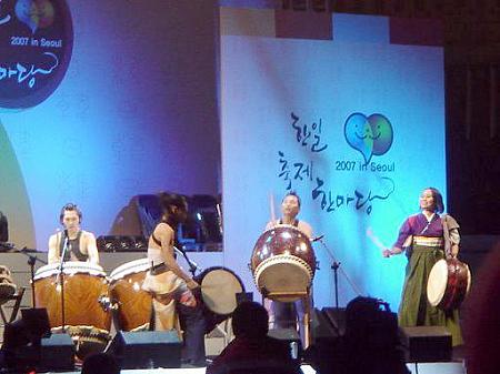 BATI HOLIC　（日本）<br>
京都を中心に活動する和太鼓などのパフォーマンスグループ