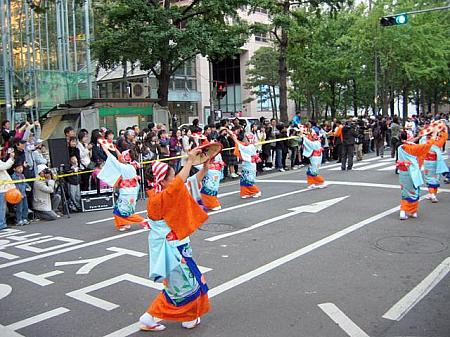 「ヤ～レンソ～ランソ～ラン！」と日本を代表する民謡にのって花笠が踊る～♪