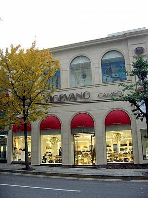「VIGEVANO」はカバンや靴が並ぶお店。雰囲気はちょっと狎鴎亭（アックジョン）エリアのお店みたい＾＾