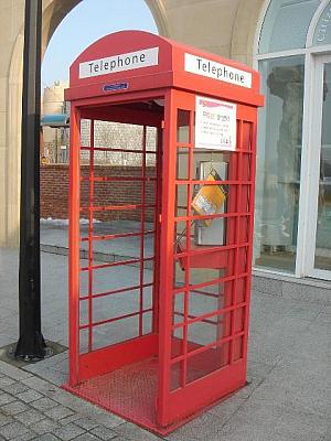 エントランスには、すでに英国を感じさせるこんな電話ボックスが！！　