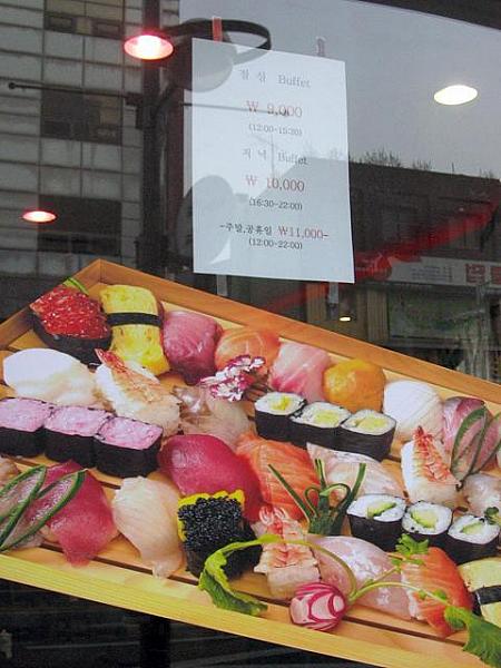 「スシシティ ブペ」という寿司ビュッフェがオープン。12：00～15：30は9,000ウォン、16：30～22：00は10,000ウォン、週末は12：00～22：00まで11,000ウォンだそう～。