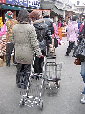 たくさんの買い物の荷物を運ぶのは大変。そんな時はショッピングカートが大活躍～。