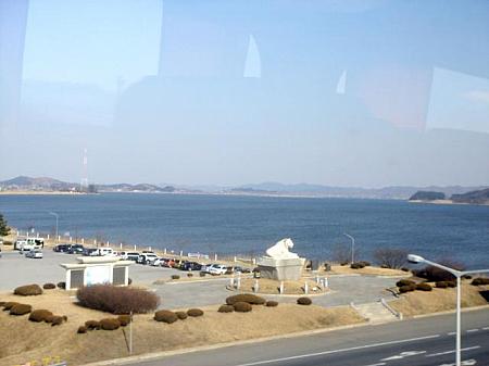 いよいよ錦江をわたります。 
川の向こうに見えるのは、長項、群山の街でしょうか。 