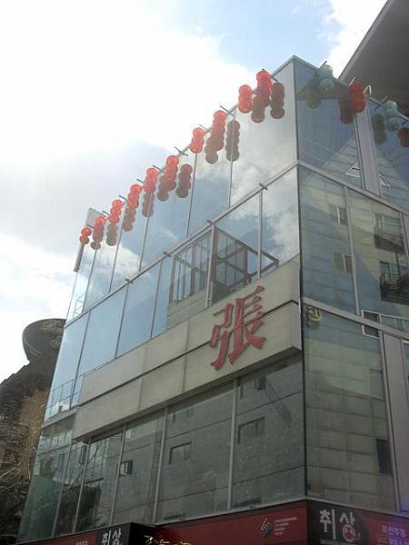 飲食店「張」の地下1階はピアノバーの「Mバー」、4階は中華の「青龍門」