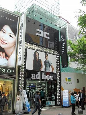 「THE FACE SHOP」の隣りには同じくファッションショップの「ad hoc」が。 