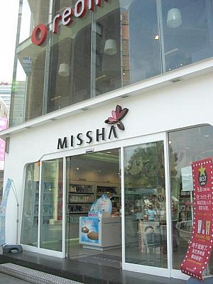 「MISSHA」では人気のBBクリームの宣伝が日本語と中国語で大々的にされていました～ 