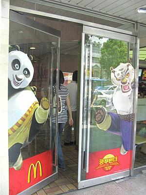 おなじくファーストフード店のマクドナルドでは最近公開された映画「カンフーパンダ」と手を組んだ広告が！ドアにもキャラクターがいますね～＾＾ 
