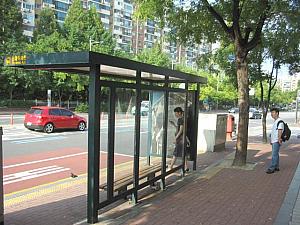 普段人であふれる駅前のバス停がこの状態 
