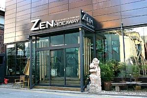 アジアンダイニング＆ワインバー「ZEN HIDE AWAY」。夜、お店の前を通ったら、けっこう込んでました。 
