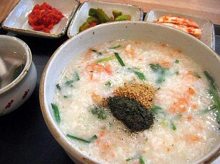 【コメント】ソウルの定番の朝ごはんは消化のいいお粥やスープご飯系がいろいろ。お値段もお手頃なものが多いのでぜひ食べてみて！ 
