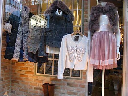 「韓国っぽいラブリー」な服のお店が多いかも。やっぱりファーは人気だな～ 
