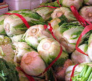 キムジャン（キムチ漬け）の季節がやってきました！！市場には白菜や大根が山積みされて売られています。 -南大門市場