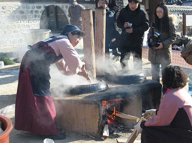 冬至の日の食べ物といったら韓国ではアズキのお粥。こんな大きな鍋で大変そう！中にはアズキの粒がい〜っぱい！