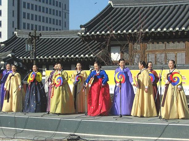 お粥つくりの最中、ずっと韓国民謡を歌っていた女性達もイベントを盛り上げていましたョ。１２月もあと１０日ほど。元気いっぱい過ごしましょう！