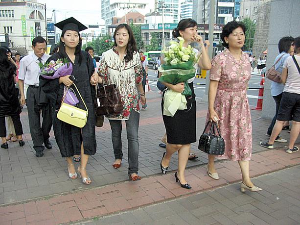 さてこちらは弘益大学の正門前。この格好は一体！？そうなんです、今日はここで学位授与式（卒業式）が行われたんです！ガウンを着た人だけでなく、花束を持った人でもいっぱいになっていました！