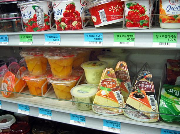 韓国のコンビニでスイーツ系商品というと、あんまり種類が多くないんですよね〜＾＾；フルーツゼリーやヨーグルト、ケーキはあってもカップ入りチーズケーキというのが主流。