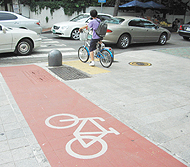 道にこ〜んな自転車マーク！最近増えているんですよ〜っ -狎鴎亭・清潭洞