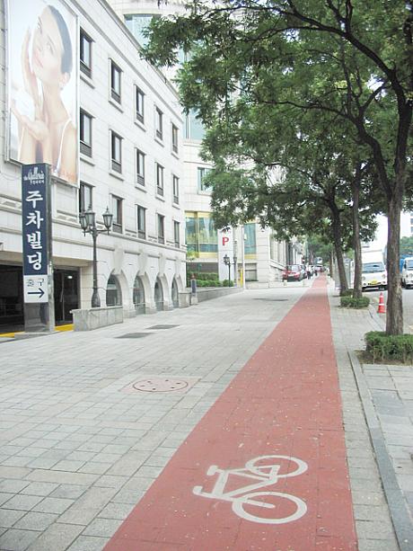 ２０１０年までに３６０ｋｍの自転車専用路を作ることを昨年発表したソウル。いくつかの地域でこういった道ができています。ここは狎鴎亭のギャラリア百貨店前！