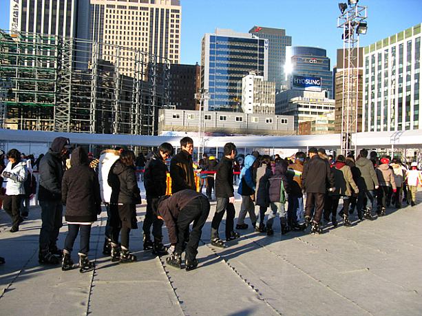 ここ2、3日、とーっても寒いソウル！今日の最高気温も0℃だったとか。旧市庁舎前ソウル広場のスケート場、こんな寒い日には人が少ないのかな〜？と思って来てみると・・・わあ、この行列！