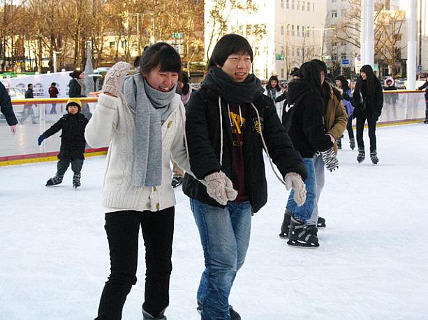 あっ、こちらのカップルはちゃんとお揃いのミトン手袋を準備してきたみたいですネ＾＾　それにしてもソウルっ子たちは意外と薄着だけれど、やっぱり寒い〜っ！冬のソウルの名所、ソウル広場スケート場へは暖かくしてお出かけくださいネ！