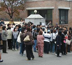 修学試験（日本のセンター試験）会場は、人でいっぱい、、、だけど、その人混みの中には、？！　 -楊亭にて