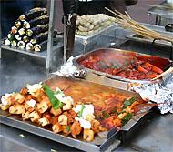寒い寒い釜山の街、こんな寒い日はオデンやトッポキを食べたり、 -PIFF広場  にて
