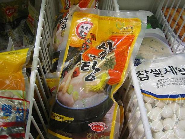 冷凍食品売り場も末伏にあわせて、鶏が丸丸入ったサムゲタンセットが売られてました！