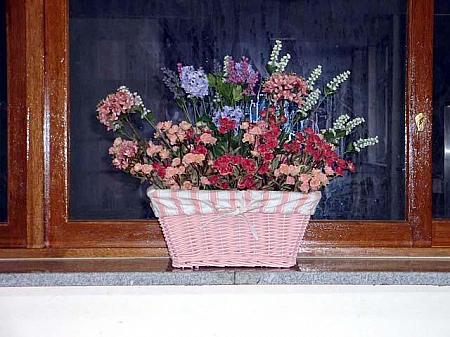 窓際にお花を飾るのは環境美化の基本。