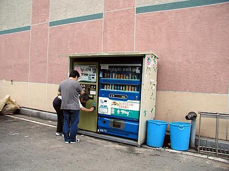 外には、飲料水の自動販売機があります。休憩時間の心の友です。大学生にやさしい価格設定です。 