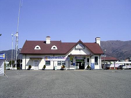＜昔と変わらぬ鎮海駅（左）と郵便局（右）＞