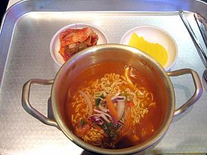 韓国最後の食事「辛ラミョン」（2,000ウォン）日本でも一緒に沢庵が欲しくなります。