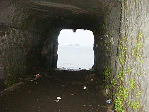 （チャングムの撮影された洞窟。第２次世界大戦当時日本軍が軍事物資を隠すために海岸の絶壁にいくつもの洞窟を掘った跡。ということはチャングムの時代には無かったのか）