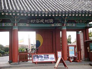 
（朝鮮時代以降、済州島に伝わる民俗資料を整理して展示した博物館。チャングムの撮影地でその関係の資料館もあります。黒豚は本物！ならではの光景でした）