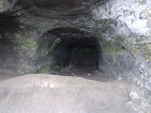 （チャングムの撮影された洞窟。第２次世界大戦当時日本軍が軍事物資を隠すために海岸の絶壁にいくつもの洞窟を掘った跡。ということはチャングムの時代には無かったのか）