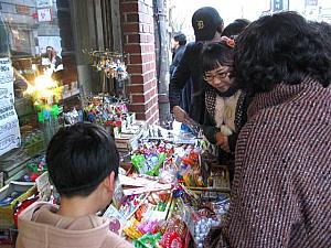 家族連れが多いから、昔なつかしの駄菓子コーナーには親子で群がる一幕も。