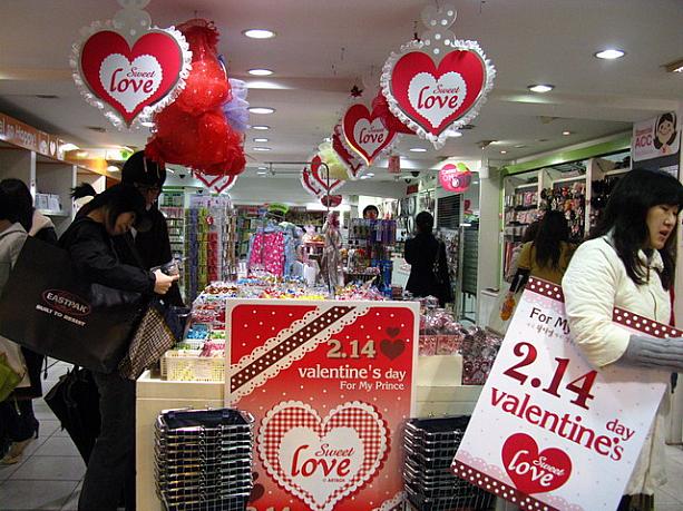 韓国でも、女の子たちが好きな男の子にチョコレートをあげる習慣のあるバレンタインデー。2月14日を明日に控えた今日は、いろんなお店でプレゼント用のチョコ売り場ができています！