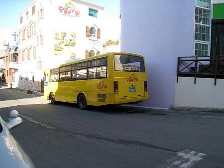 幼稚園の送迎バスは黄色い車体