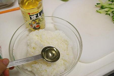 ８） ご飯に市販の寿司酢を加えよく混ぜる。