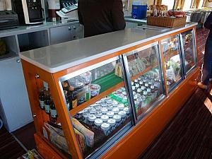 （一人カラオケルーム・pc・マッサージチェアーにゲーム機が置かれた車両に、売店と喫茶テーブルがありコーヒー3,000W）