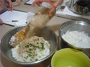 ７）ご飯に青唐辛子のみじん切り・白ゴマをたっぷり入れて混ぜ合わす。