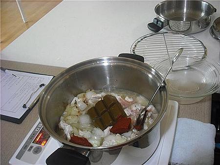 ５）鶏肉に火が通ったら水を入れ・カレールー・トマトぺーストを入れる。