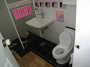 トイレ＆洗面所。子供用の小さなトイレを最近設置した。
