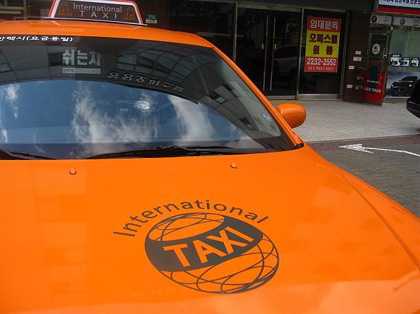 こちらのタクシー、英語と日本語の通訳サービス付きで、運転手さんもある程度これらの外国語のできる人材で構成されているとか。今年9月からは中国語サービスも加わる予定だそう。