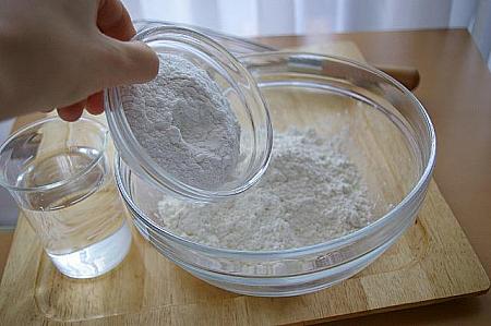 ② 小麦粉を入れたボウルに、上新粉を入れる。
