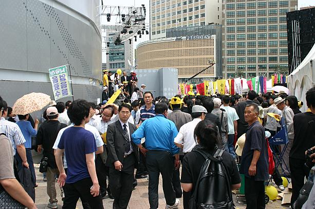 故盧武鉉前大統領を見送る「路祭」が、今日午後１時からソウル市庁広場前で行われました。ナビが広場に着いたのは開始時間の３０分前でしたが、すでに多くの人達が集まっていました。
