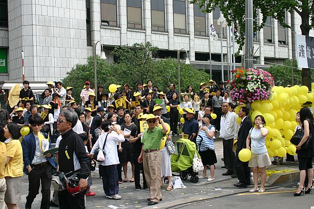 みなさん黄色いサンバイザーや、風船を手にしていますが、どちらにも盧武鉉前大統領の似顔絵が書いてあります。風船は「路祭」の最後に天国にいる盧武鉉前大統領に向かって空に放つそうです。
