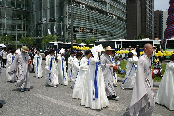 白い韓服を着た人達が、光化門から広場に向かって歩いていきます。
