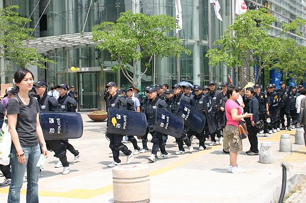 混乱や、デモ対策のためか、警備隊も出動していて、厳重な雰囲気です。